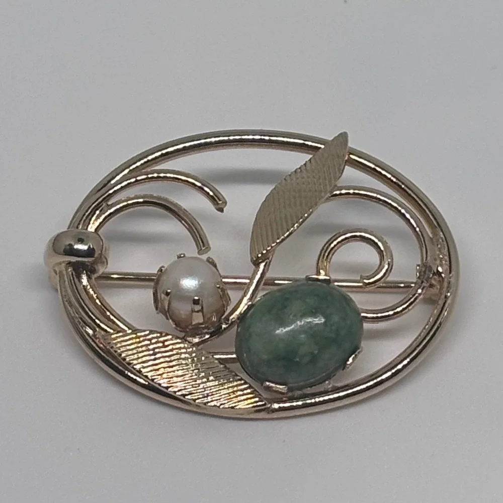 Vintage‎ Sarah Coventry Brooch Gold Tone Leaf Faux Pearl Green Stone